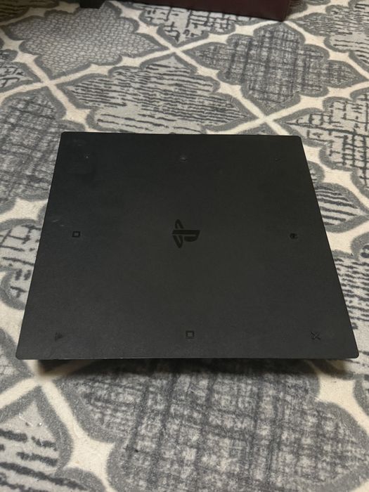 ps4 pro  със джойстик един  и със 3 игри