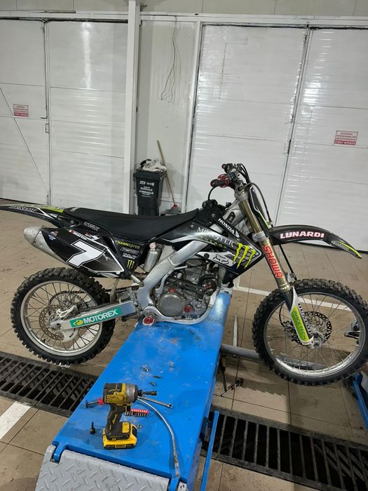 Vând cross honda 250cc