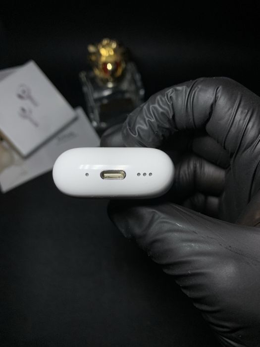 AirPods 4 cu Anulare activă – Cutie + cablu