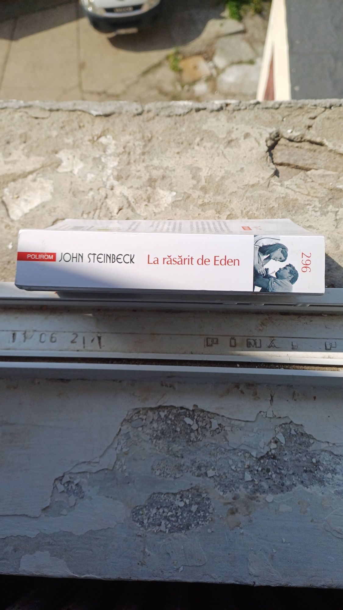 Vând carte La rasarit de Eden de John Steinbeck