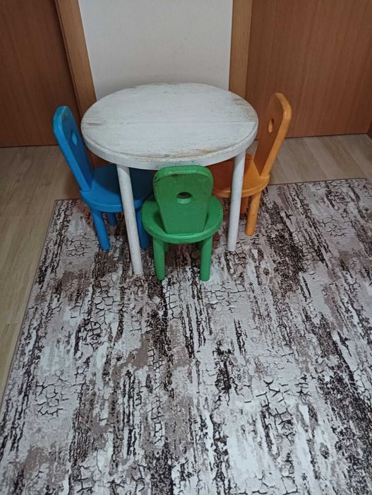 Детска маса и столове