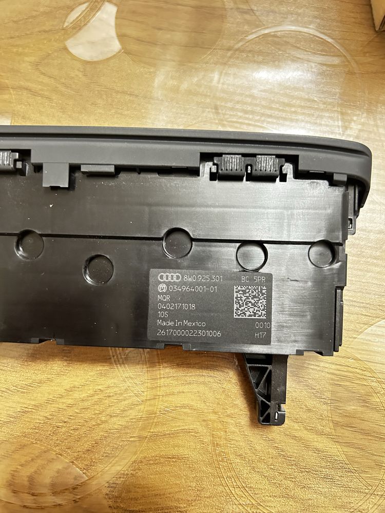 Панел с копчета Audi A4 B9 - 8W0925301