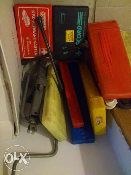 триъгълници,аптечки,ключ за гуми,крик,огледала,теглич и др..