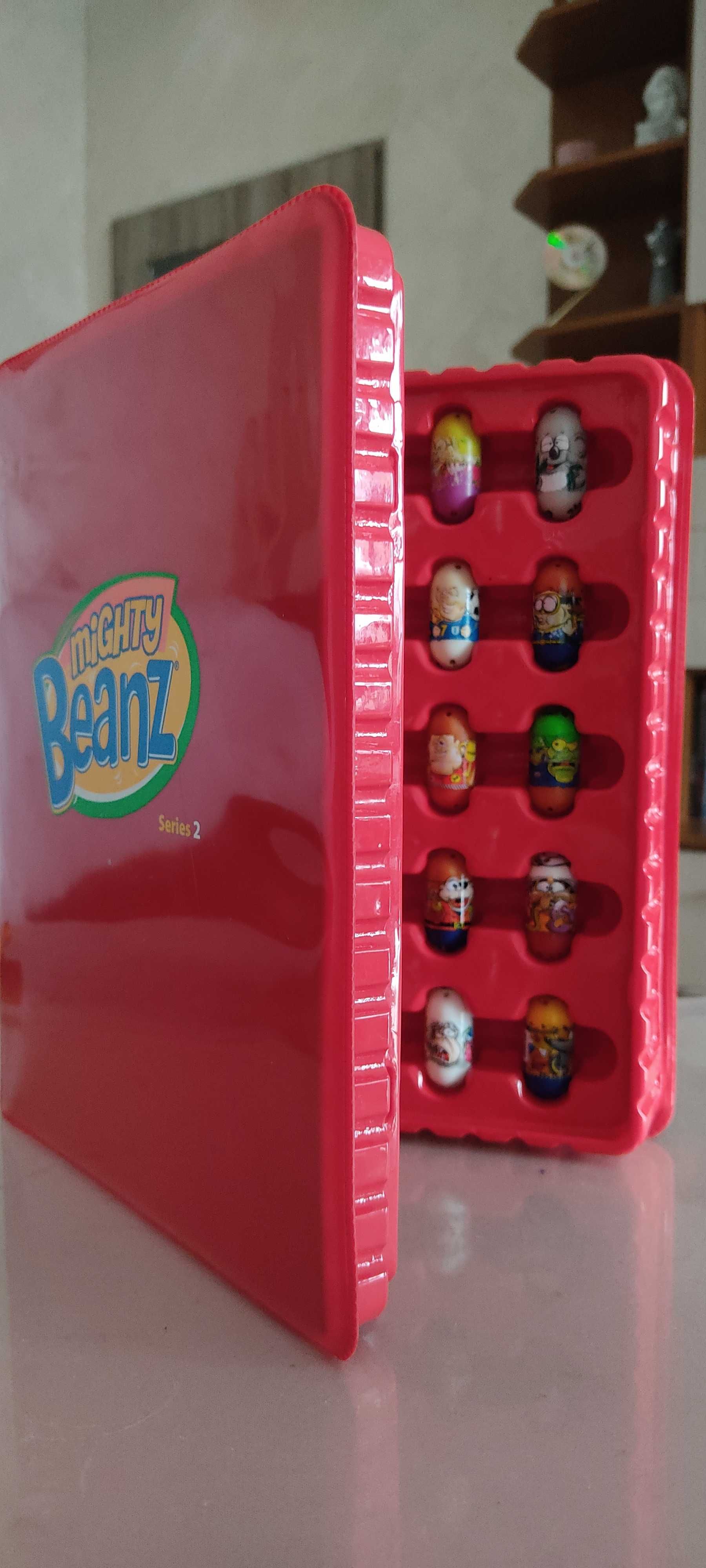 Кутия с колекция от бобчета Mighty beanz