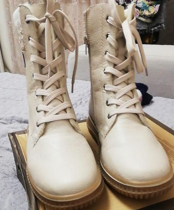 Продам ботинки женские