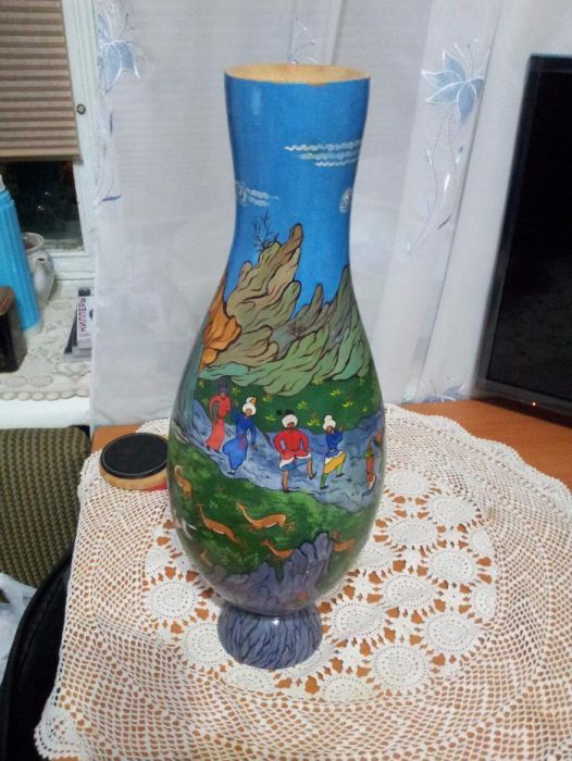 Антикварная ваза ручной работы оформленная в национальном стиле