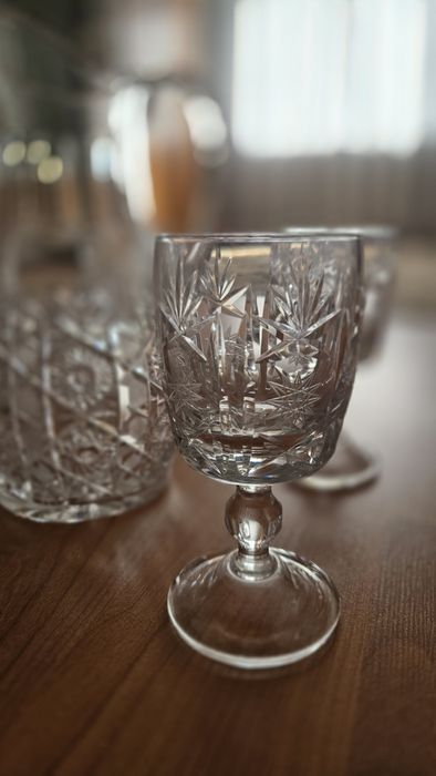 De vanzare borcan vin +6 pahare toate din cristal