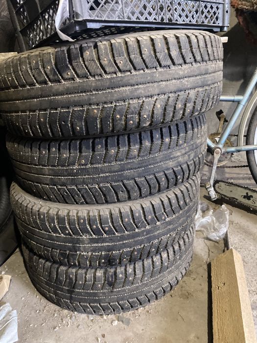 205/70/15 комплект зимних шин с шипами