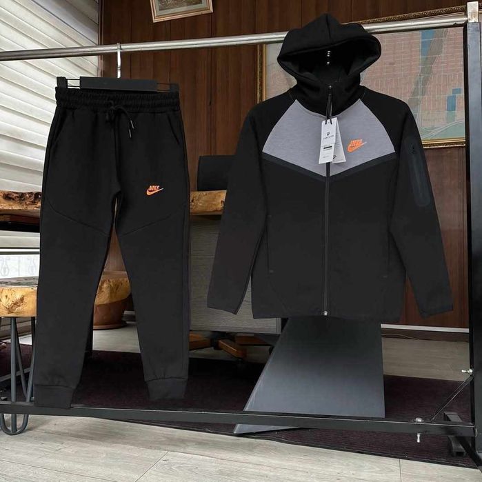 Детски екип Найк Теч