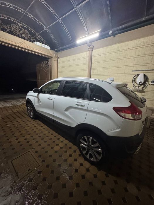 Машина Lada Xray Cross