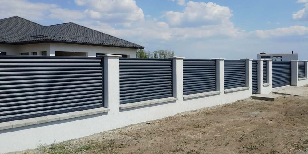 Construim garduri si porti din sipca metalica, panouri stil jaluzele,