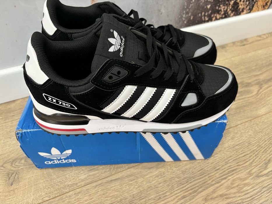 Продам кроссовки новые не подошел размер. Подойдут на 42 размер