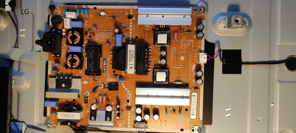 телевизор 50 инча с пукнатa матрицa LG 50LF652V