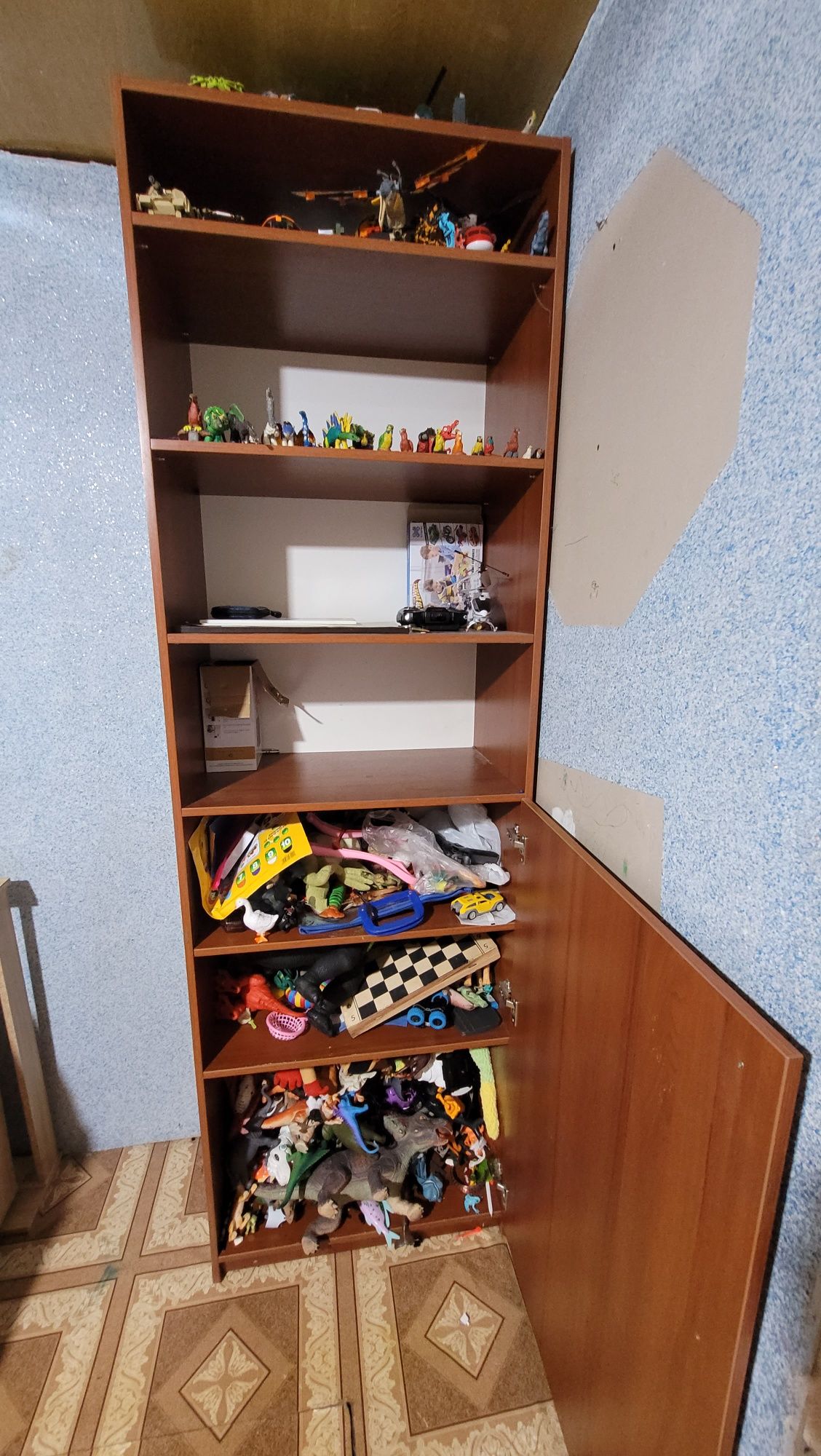 Продам шкаф с полочками