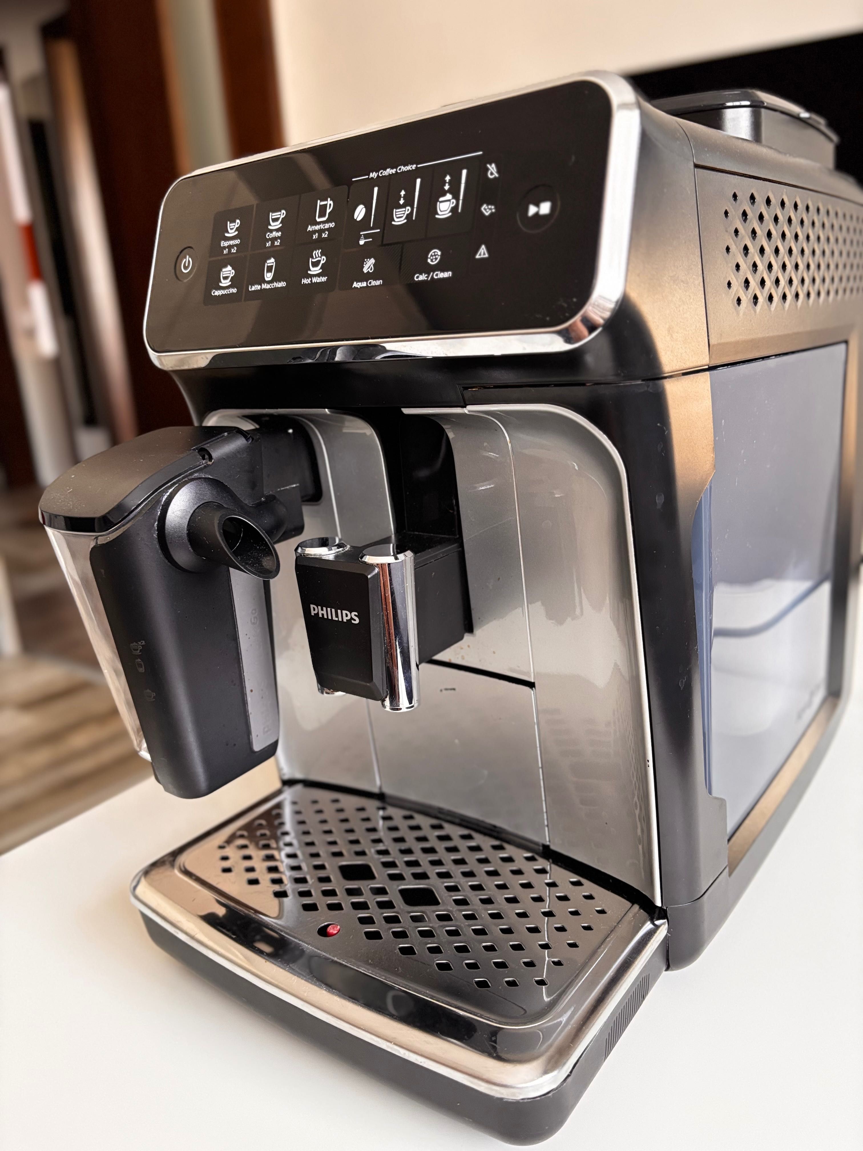 Автоматична кафе машина PHILIPS LatteGo EP3242/60