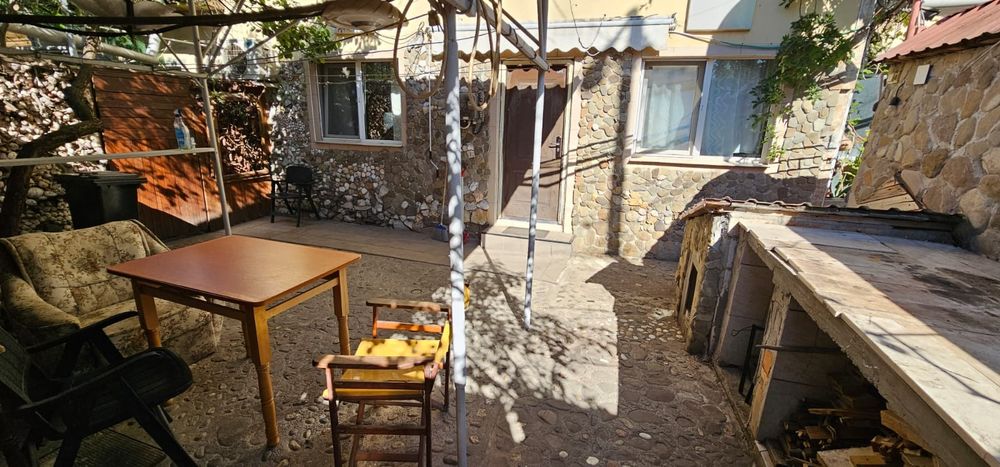 Rahova garsoniera la curte