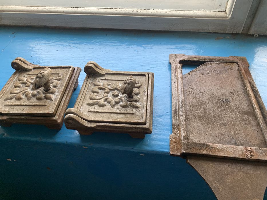 Дверцы ,вьюшка на печь чугунные для чистки трубы.