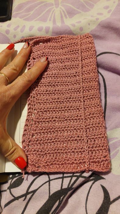 Дрешка за книга ръчно  плетена