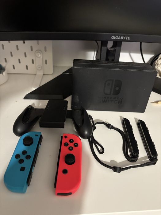 Vand consola Nintendo Switch V2 + extra accesorii +Mario Kart Deluxe 8