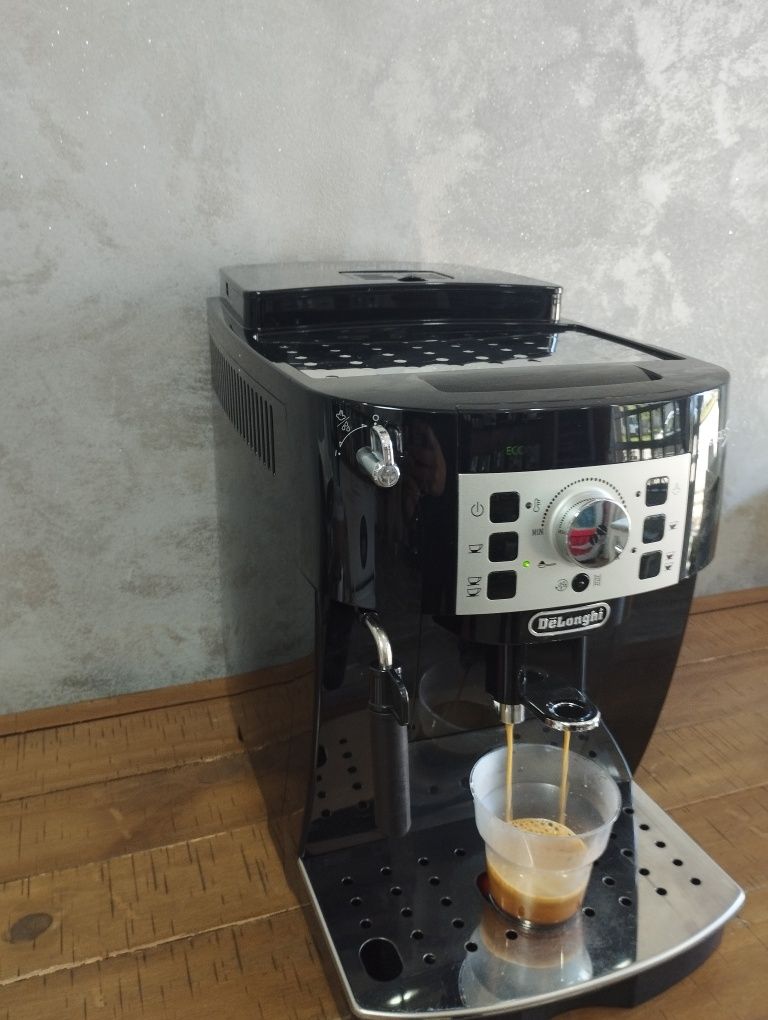 Aparat espressor Expresoare de cafea DeLonghi Magnifica S Black