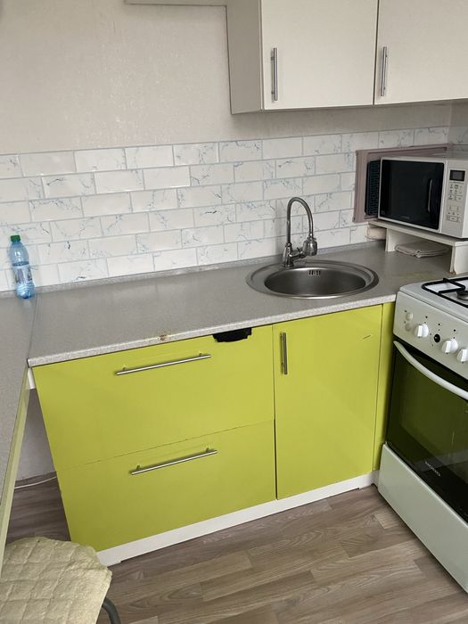 Продам кухню угловую и газовую плиту