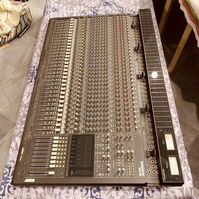 Mackie 32.8 32-Channel 8-Bus Mixing Console