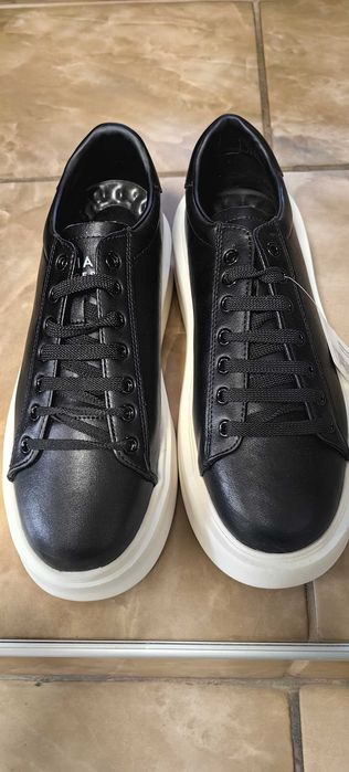 Продавам спртни обувки