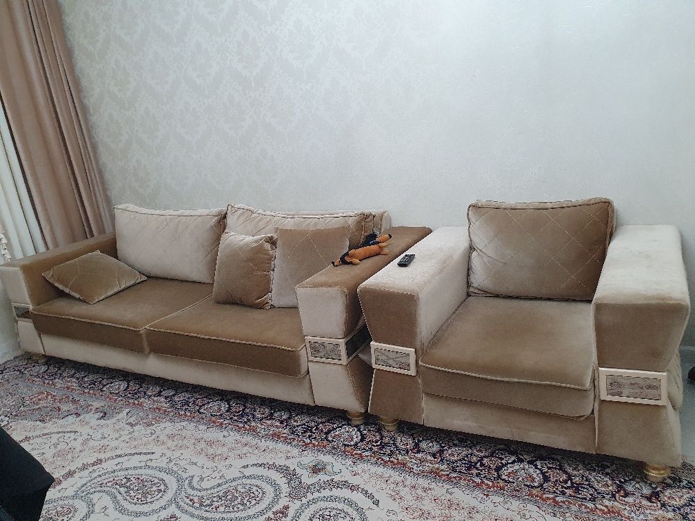 Два диван и один кресло