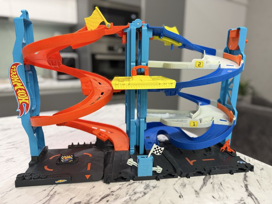 Hot Wheels City - Pista Turnul de Curse