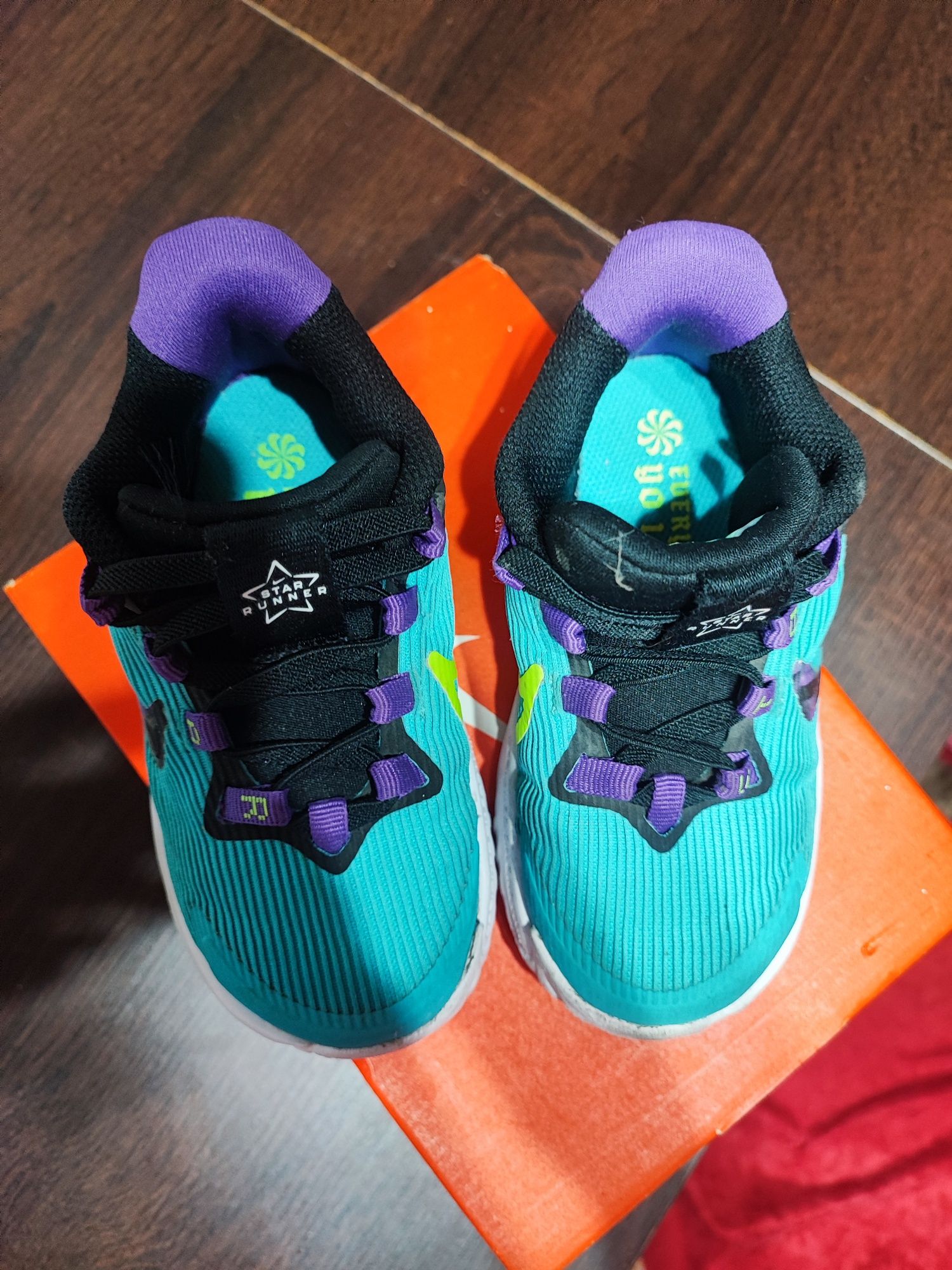 Vând adidași băieți nike