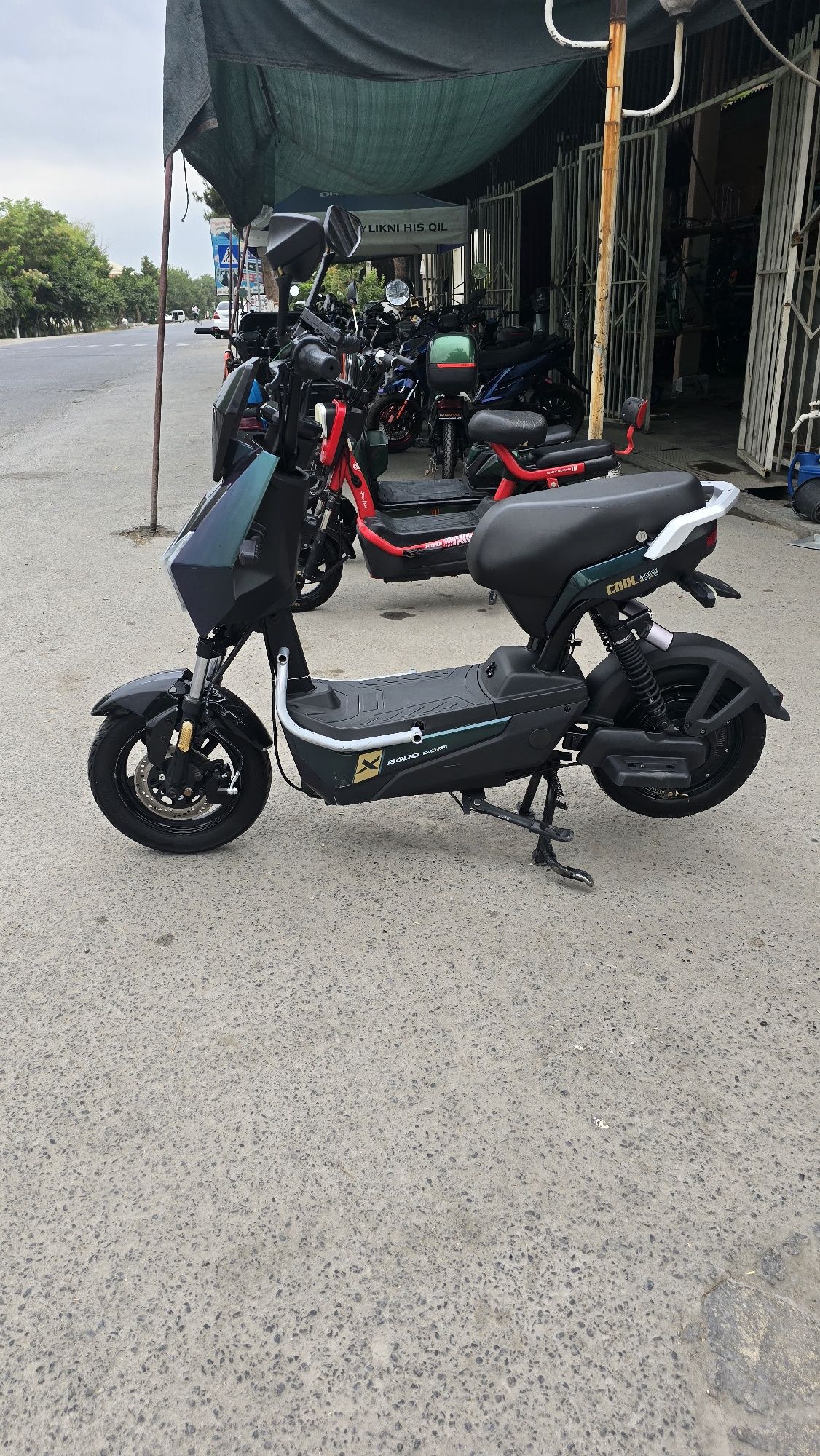 Rabochi bodo Hamiliyon   skuter