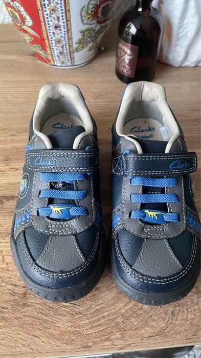 Нови детски кожени обувки Clarks номер 26