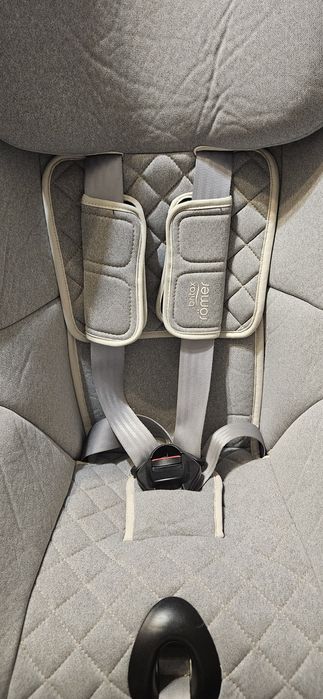 Britax Romer Dualfix M I-size 61-105cm/18kg