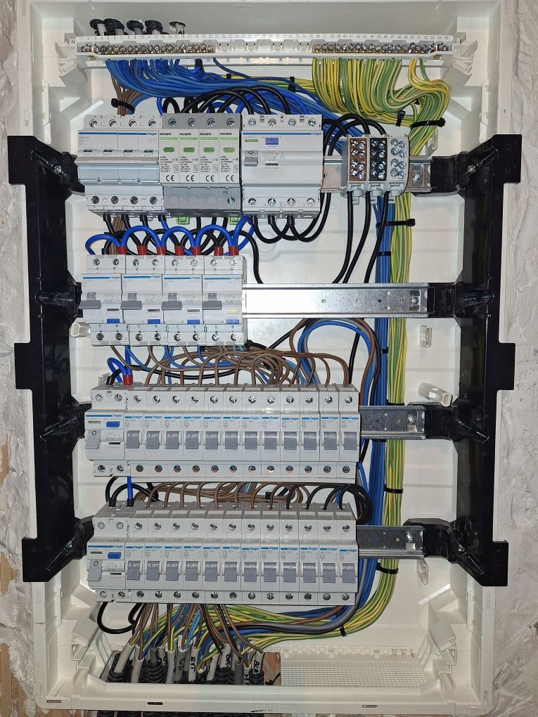 Electrician execut instalații electrice