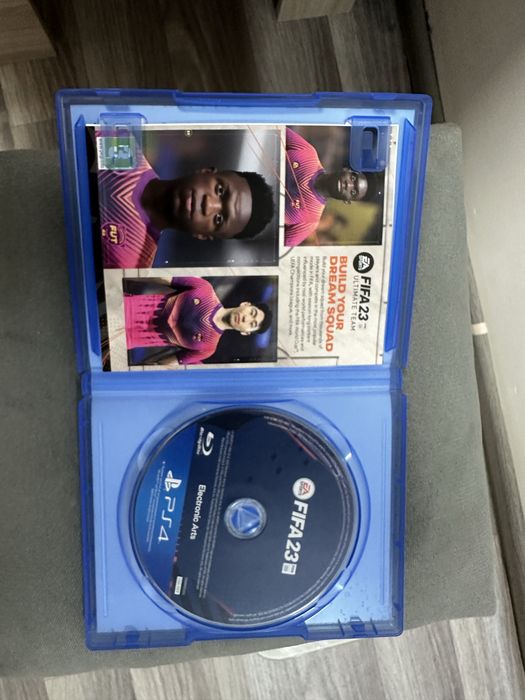 Продам фифу23 на ps4 и джойстики в комплект