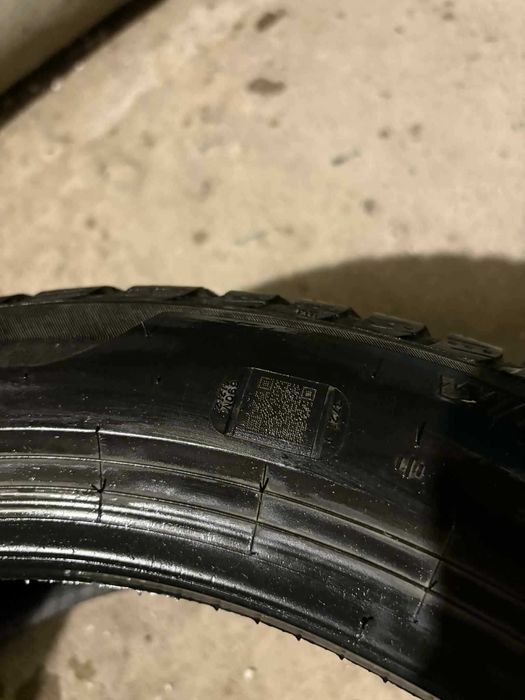 Продавам зимни гуми на 2 сезона PIRELLI 245/45R18 100H XL M+S