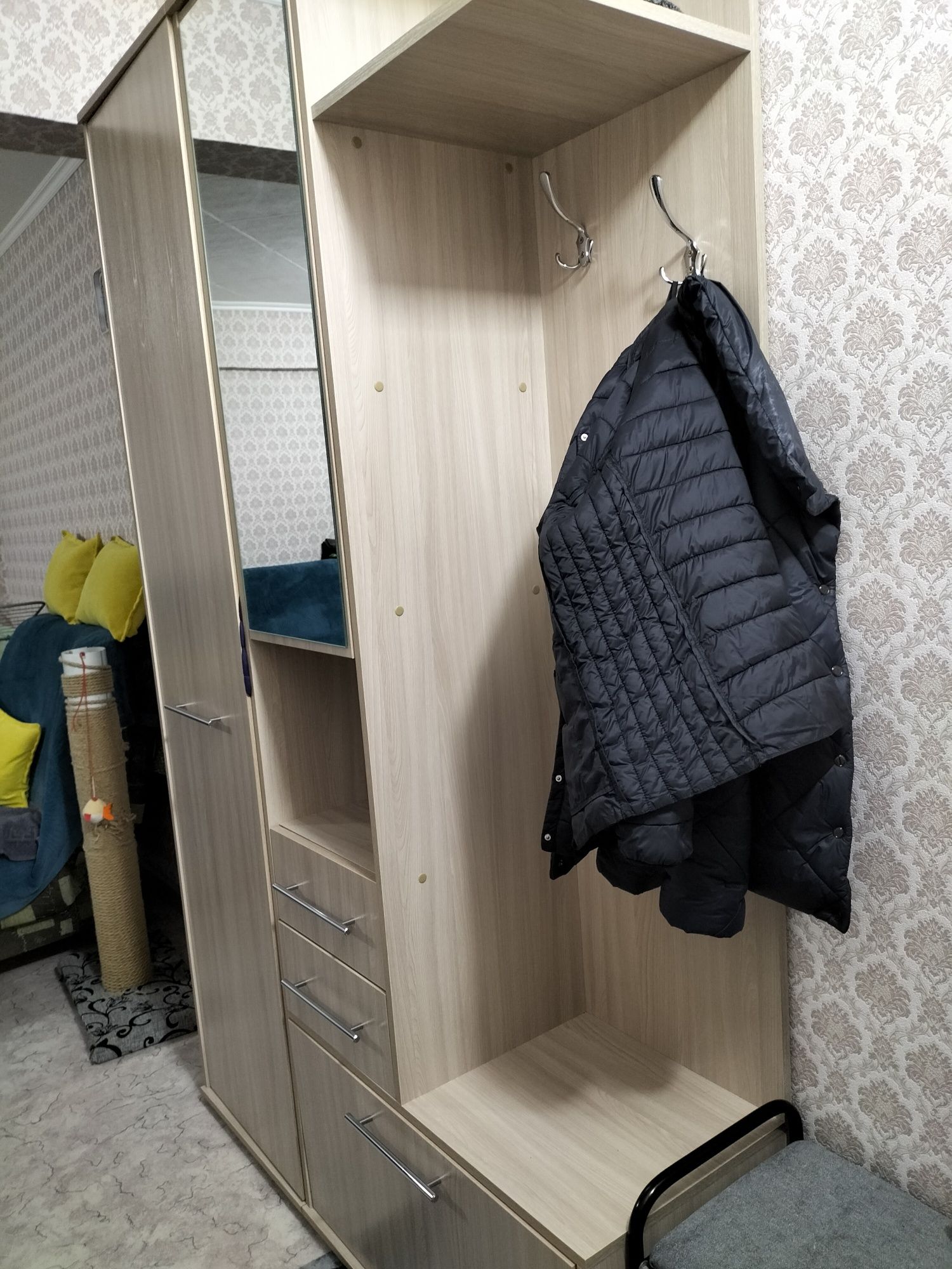 Продам  компактную прихожую