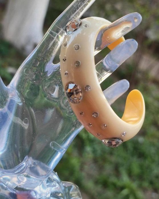 Veche bratara din bachelita de culoare crem