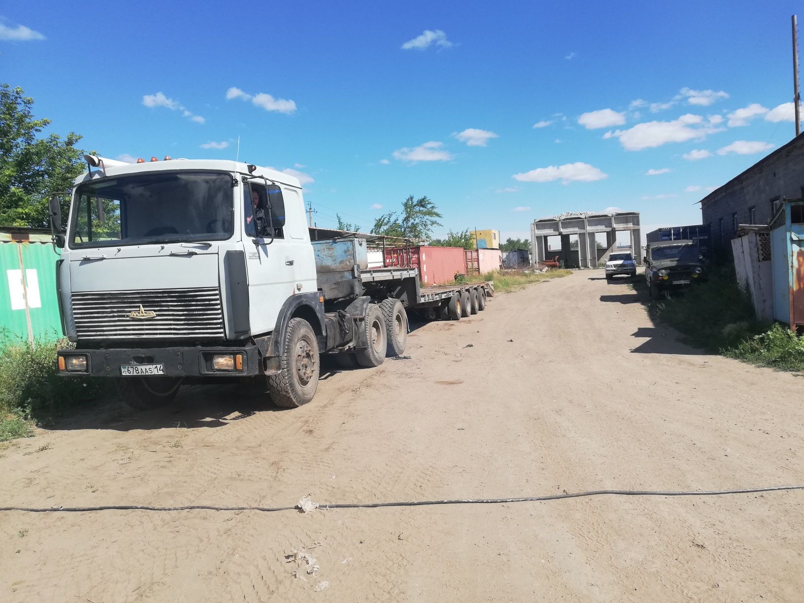 Маз 6×4 вместе с тралом 4 осным поворотным раздвежным