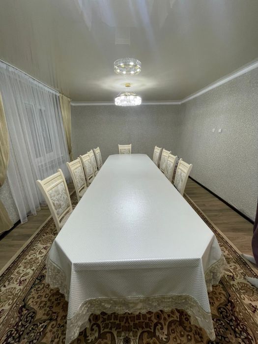 Стол и стулья 10 шт в отличном состояний.