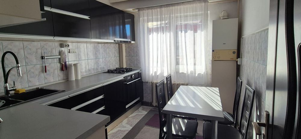 De închiriat apartament cu 3 camere