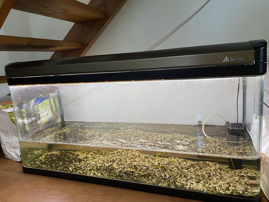 Acvariu cu capac 240 litri de vãnzare