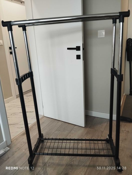 Щендер/стойка за дрехи Юск