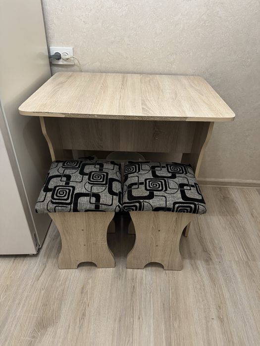 Продаётся стол со стульями