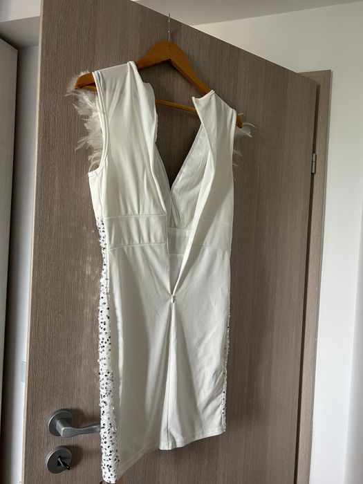 Vând rochiță white party