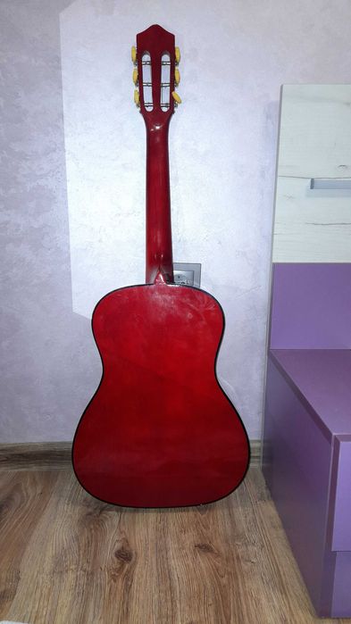 Класическа китара в червен цвят