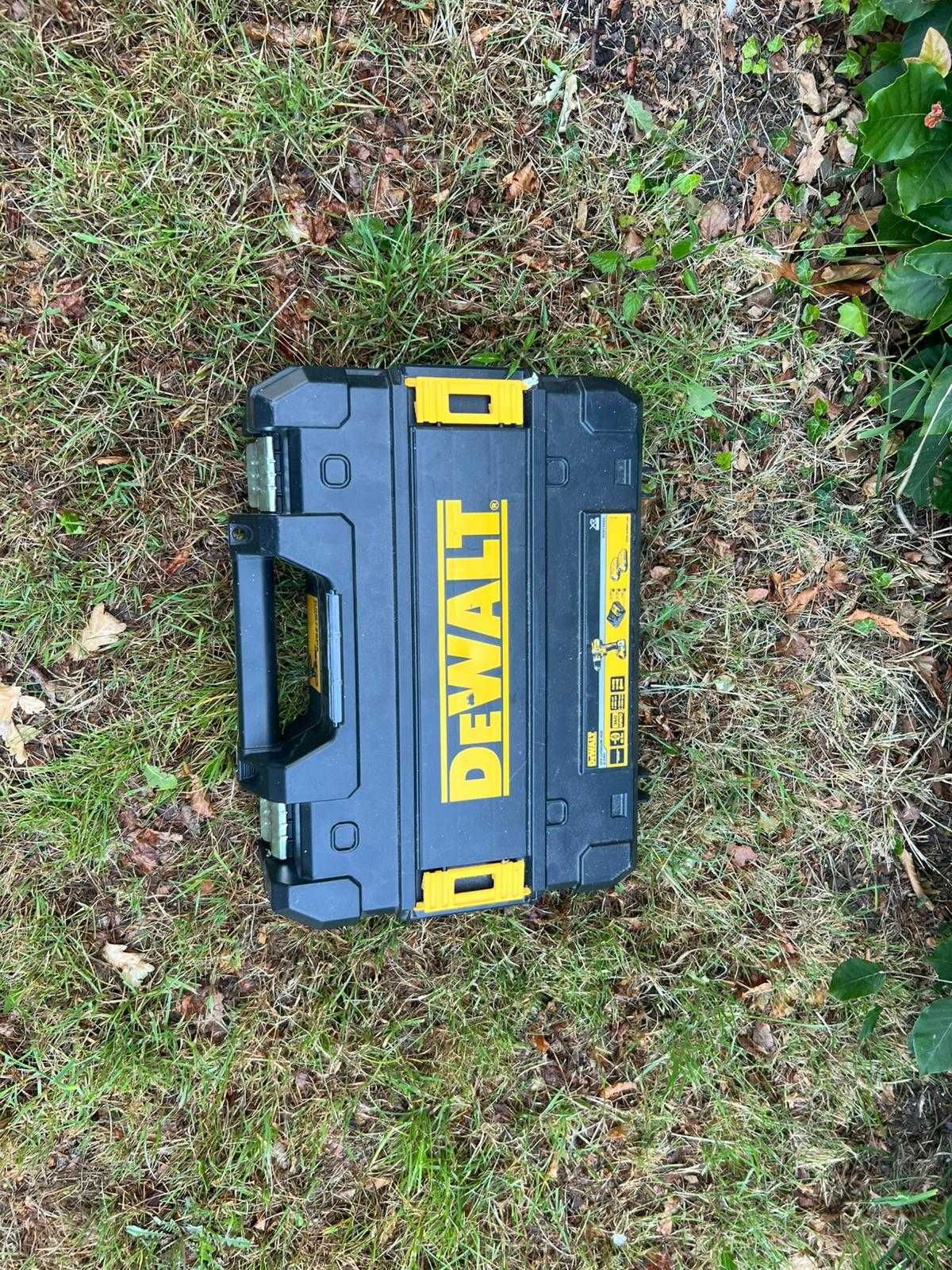 Продавам винтоверт DeWalt DCD996 с куфар две батерии и зарядно