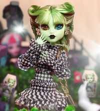 Off-White с куклой Monster High 
Mattel Творения
Off-Whi