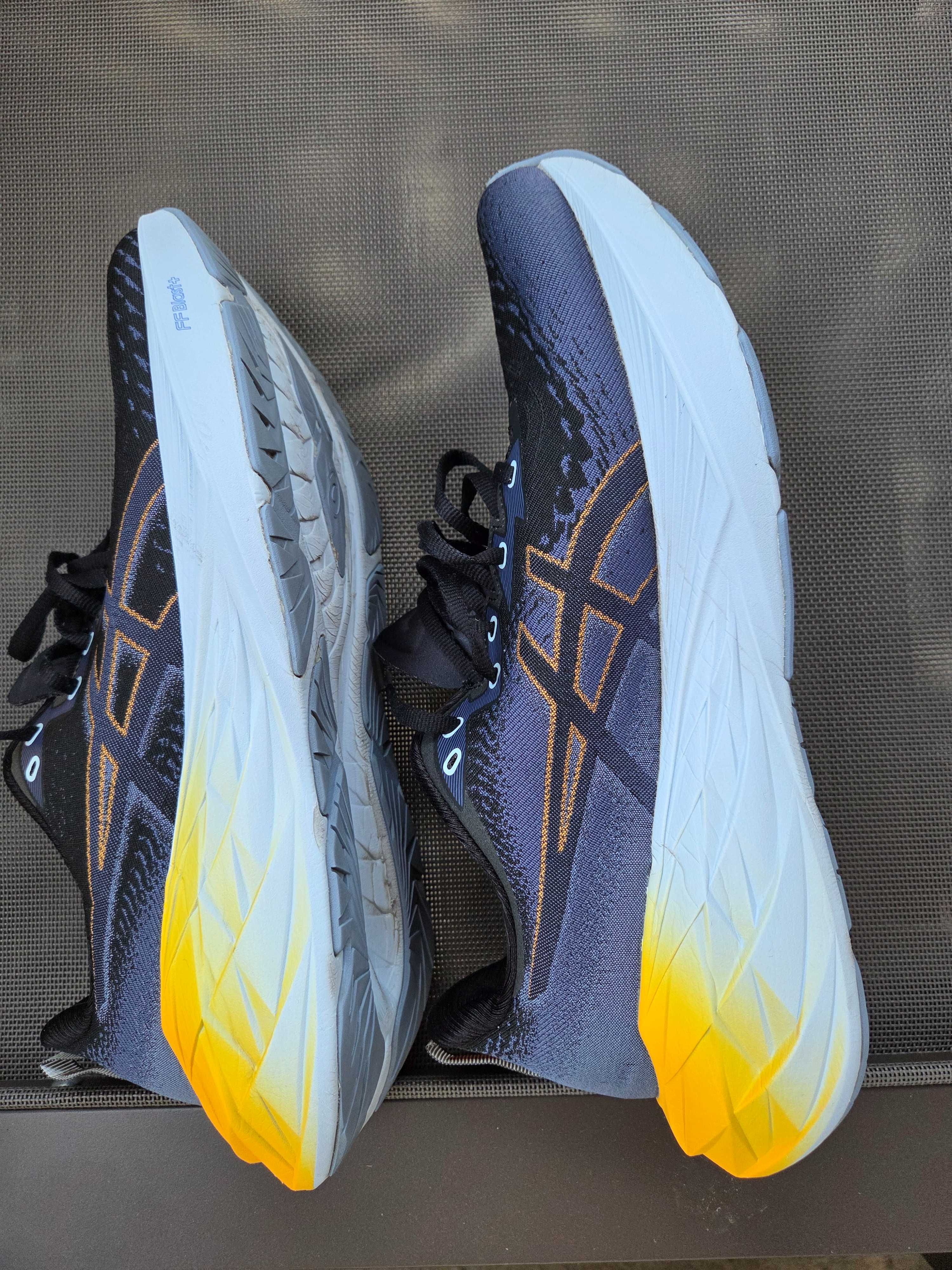 Asics Novablast 4, mărimea 46 EUR, echivalent 29 cm si Hoka 45 1/3