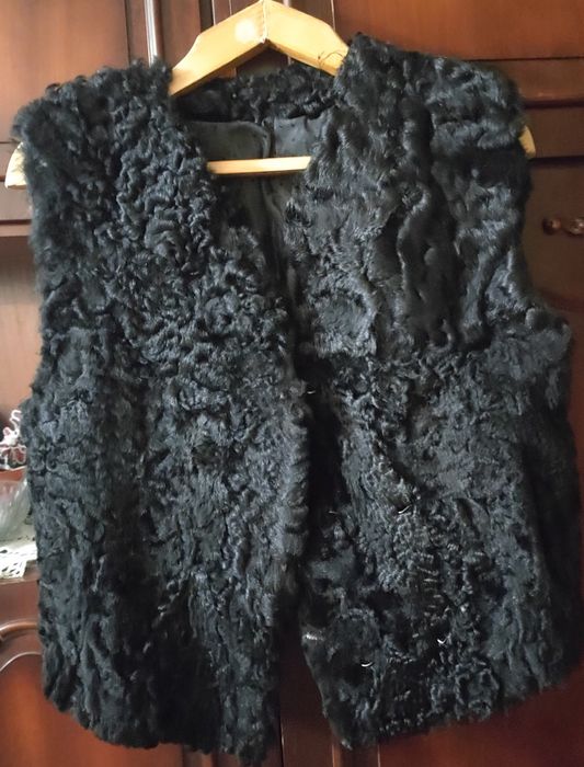 Жилетка натуральный каракуль р 50